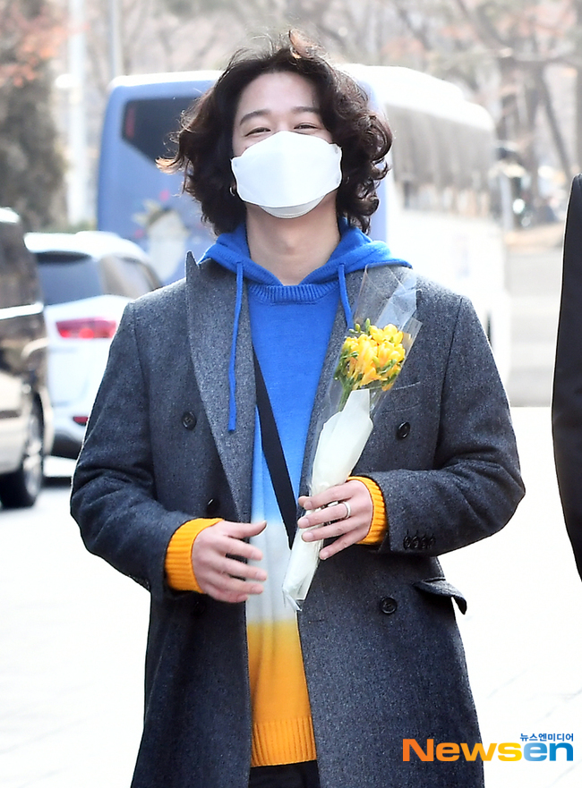 사에 (사거리 그오빠) ‘프리지어 꽃들고 미소 폭발~’ [포토엔HD] - 손에 잡히는 뉴스 눈에 보이는 뉴스 - 뉴스엔