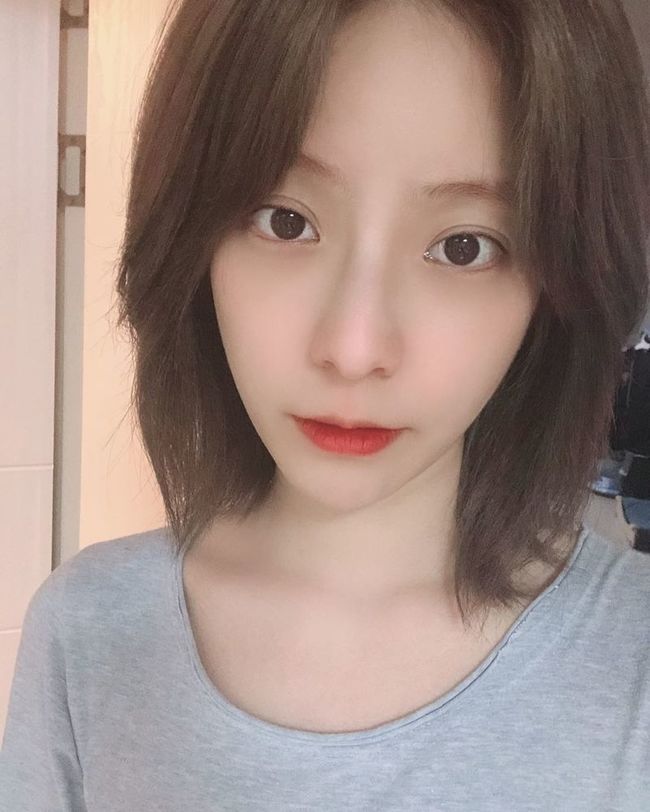 ‘일라일라’의 요정, 주니엘의 화려했던 시작주니엘 씨는 2012년 ‘일라일라(illa illa)’로 데뷔하며 가요계에 혜성처럼 등장했습니다. 감성적인 멜로디와 독특한 음색, 직접 작사·작곡하는 싱어송라이터로서의 면모는 대중에게 깊은 인상을 남겼습니다.특히 ‘제2의 아이유’라는 수식어가 붙을 정도로 어쿠스틱 기타와 맑은 보컬은 많은 이들의 귀를 사로잡았습니다.이후에도 꾸준히 앨범을 발표하며 자신만의 음악 세계를 구축해나갔습니다.하지만 어느 순간부터 방송에서 그녀의 모습을 보기 어려워졌고, 팬들 사이에서는 그녀의 근황에 대한 궁금증이 커져갔습니다.대체 왜 그녀는 오랜 시간 모습을 드러내지 않았던 것일까요?갑상선 기능저하증 진단, 10kg 이상 체중 증가 고백최근 한 인터뷰를 통해 주니엘 씨는 지난 공백기의 진짜 이유를 밝혔습니다. 그녀는 갑상선 기능저하증 진단을 받고 투병 중이었다고 합니다.이 질환으로 인해 몸이 많이 부어 10kg 이상 체중이 증가했으며, 심한 우울감까지 겪었다고 고백했습니다.갑상선 기능저하증은 갑상선 호르몬이 부족해져 신진대사가 전반적으로 저하되는 질환입니다.피로감, 체중 증가, 부종, 추위를 잘 타는 증상 외에도 우울감이나 기억력 저하 등 정신적인 증상까지 동반할 수 있다고건강 정보 웹사이트에 설명되어 있습니다.활동적인 연예인에게 이러한 신체적, 정신적 변화는 정말 감당하기 힘든 무게였을 것입니다.특히 대중의 시선에서 외모 변화는 큰 부담으로 작용했을 테죠.팬들의 응원과 공감, 건강의 중요성 재조명주니엘 씨의 용기 있는 고백에 팬들은 아낌없는 위로와 응원을 보내고 있습니다.오랜 시간 그녀를 기다려온 팬들은