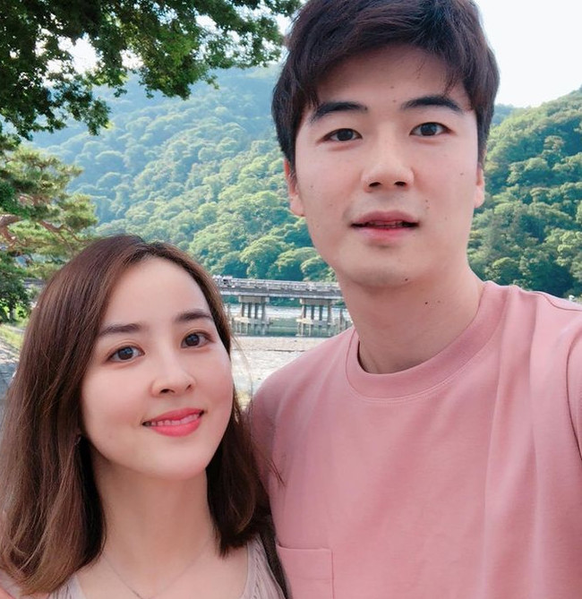 배우 한혜진이 카메라를 응시하며 포즈를 취하고 있는 모습
