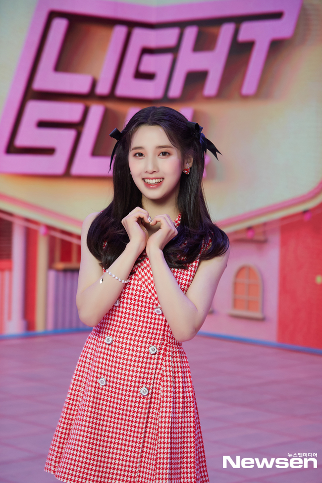 라잇썸 나영, 폭발하는 귀여운 포즈포토엔HD화보 - 손에 잡히는 ...