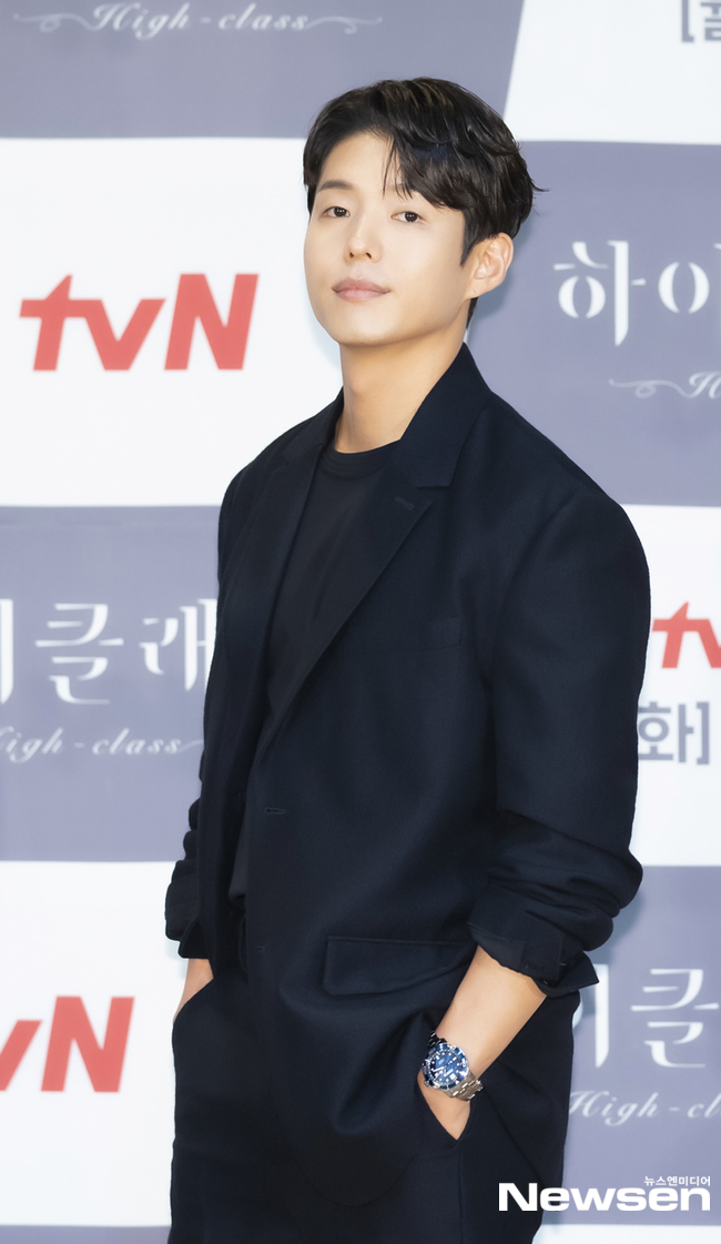하준, 시크한 모습으로[포토엔HD] - 손에 잡히는 뉴스 눈에 보이는 뉴스 - 뉴스엔
