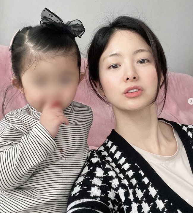 ‘연구원♥’ 한지우, 2살 딸 벌써 배우 떡잎 보여‥엄마 붕어빵 얼굴 - 손에 잡히는 뉴스 눈에 보이는 뉴스 - 뉴스엔
