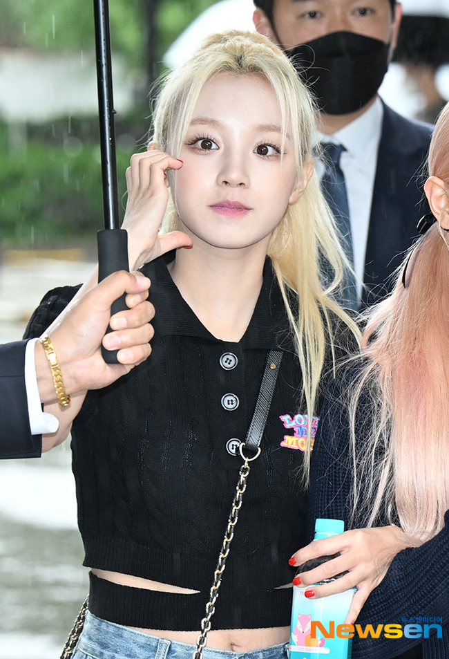 (여자)아이들 우기, 빗속 ‘우기’ 볼하트 [포토엔HD] - 손에 잡히는 뉴스 눈에 보이는 뉴스 - 뉴스엔