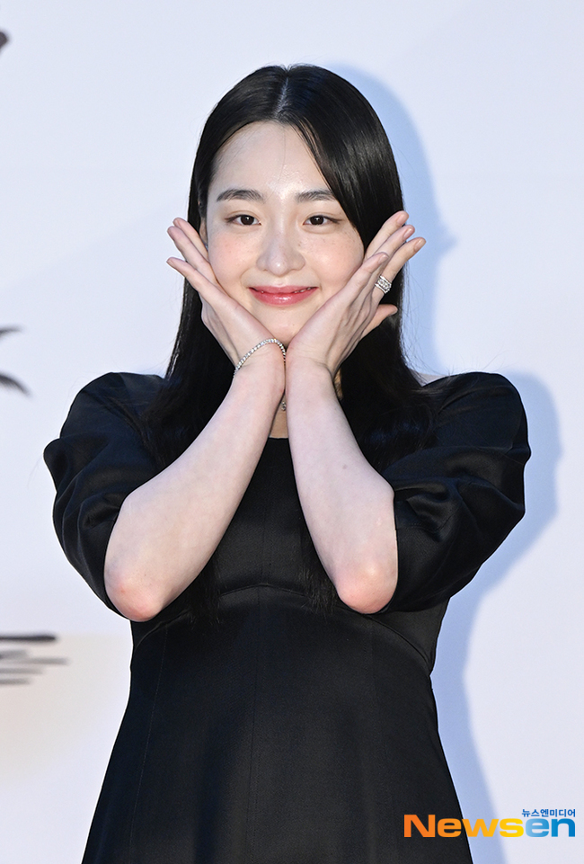 부산국제영화제 레드카펫에 선 김민하 배우