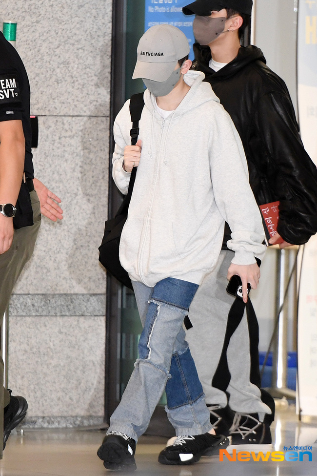 세븐틴 우지 ‘고개 푹 숙이고 1등으로 입국장 통과’[포토엔HD] - 손에 잡히는 뉴스 눈에 보이는 뉴스 - 뉴스엔