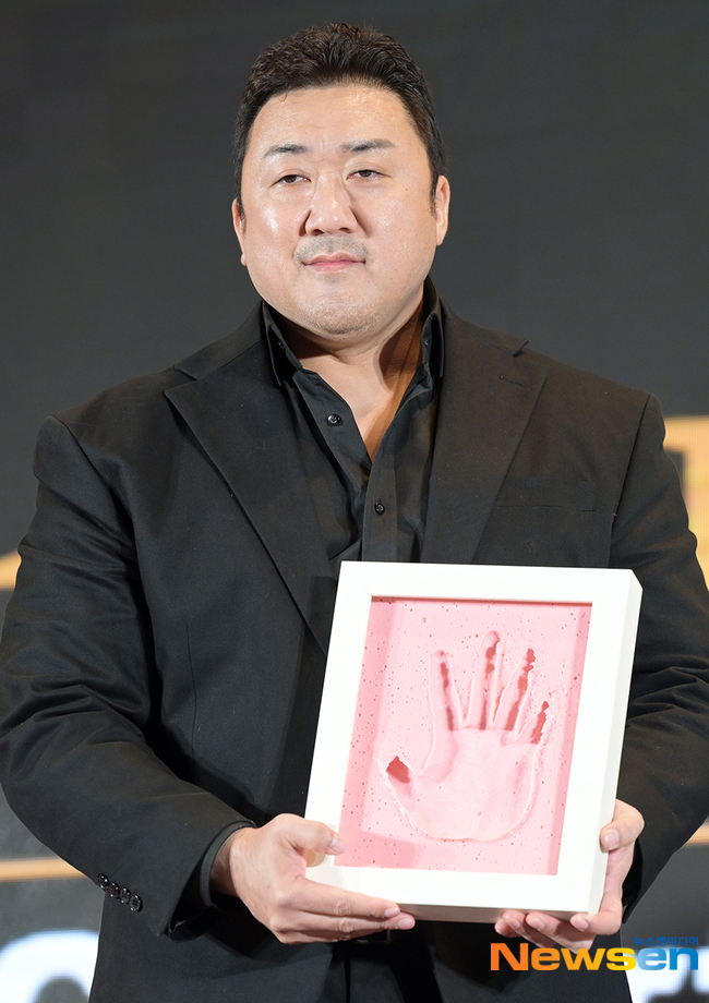 마동석, 주먹 아닌 손도장 꾹~[포토엔HD] - 손에 잡히는 뉴스 눈에 보이는 뉴스 - 뉴스엔