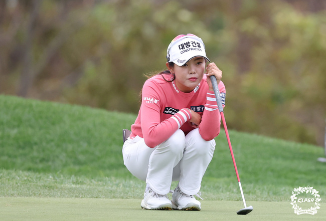 골때녀 출연진들이 경기복을 입고 환하게 웃고 있는 모습