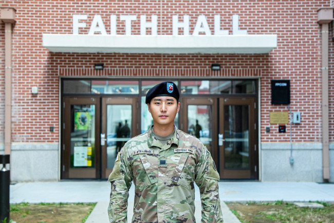 데이식스 영케이, 카투사 병장 진급 “군대서 많은 경험·교훈 얻어” - 손에 잡히는 뉴스 눈에 보이는 뉴스 - 뉴스엔