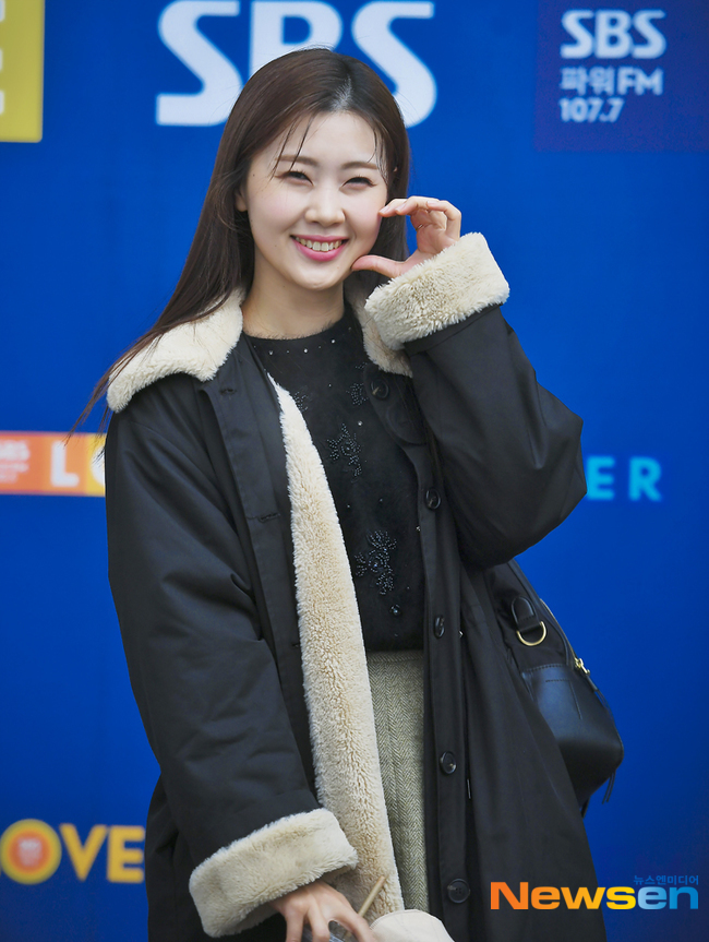 이지수, 매혹적인 포즈 [포토엔HD] - 손에 …