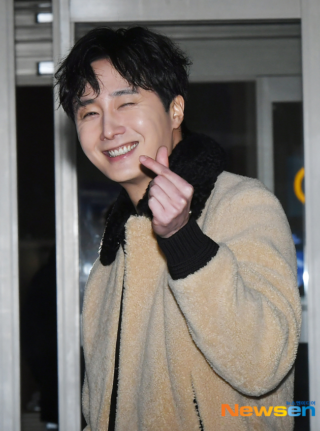 정일우, 일본 팬 미팅 잘하고 올게요~[포토엔HD] - 손에 잡히는 뉴스 눈에 보이는 뉴스 - 뉴스엔
