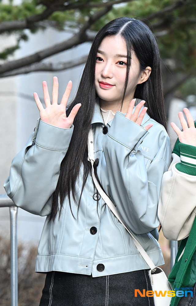 트리플에스 김유연, 여신의 손인사 [포토엔HD] - 손에 잡히는 뉴스 눈에 보이는 뉴스 - 뉴스엔