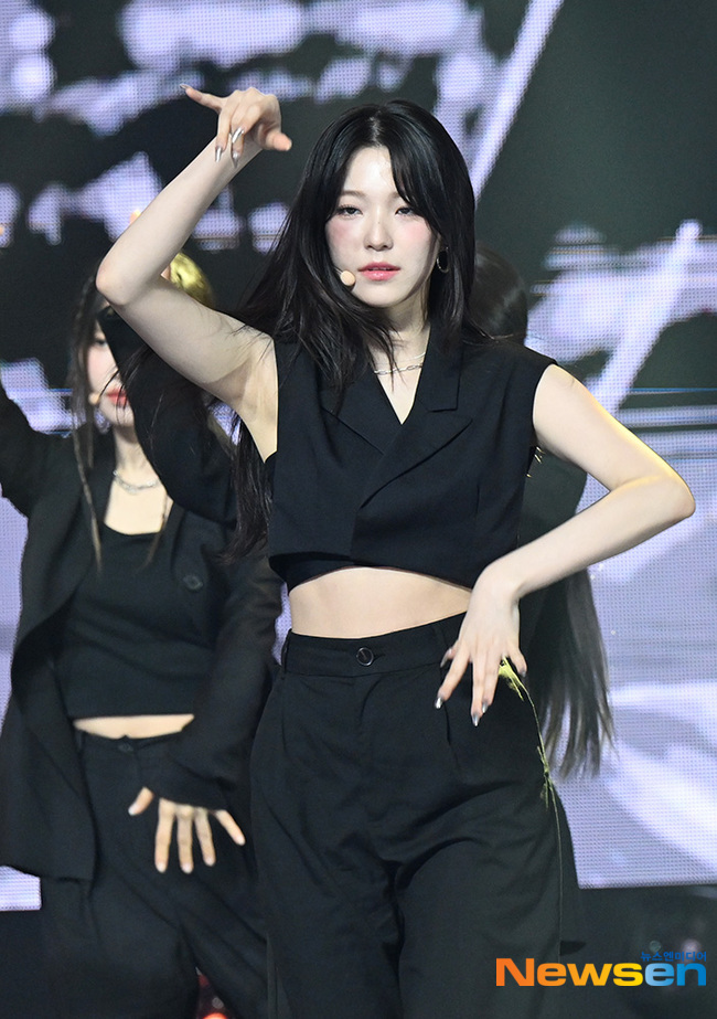 프로미스나인 백지헌, 그윽한 눈빛으로 [포토엔HD] - 손에 잡히는 뉴스 눈에 보이는 뉴스 - 뉴스엔