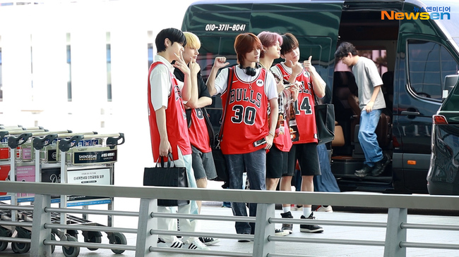 투모로우바이투게더(TXT), ‘Bulls’ 유니폼 입고 시카고 ‘롤라팔루자’ 공연 가요~ (출국)[뉴스엔TV] - 손에 잡히는 ...