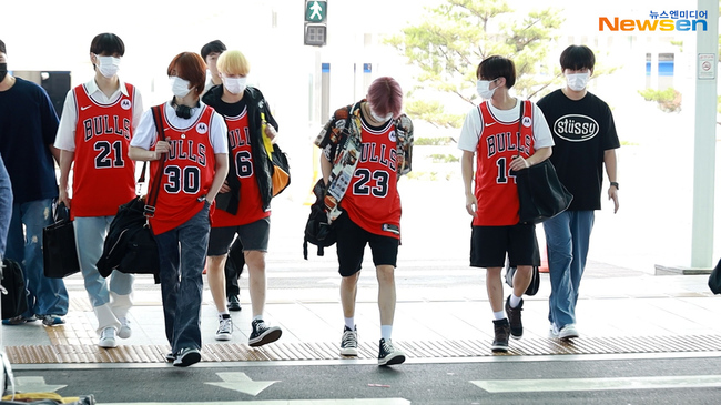 투모로우바이투게더(TXT), ‘Bulls’ 유니폼 입고 시카고 ‘롤라팔루자’ 공연 가요~ (출국)[뉴스엔TV] - 손에 잡히는 ...