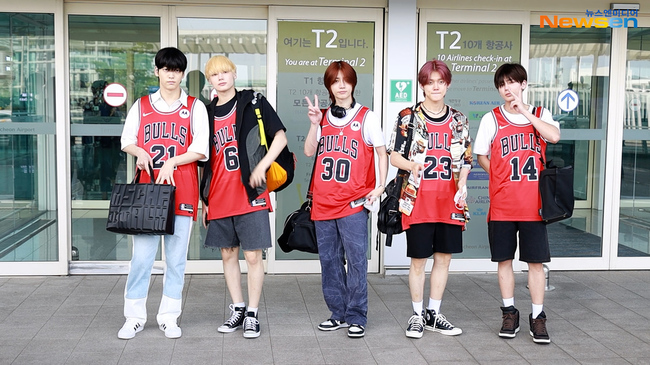 투모로우바이투게더(TXT), ‘Bulls’ 유니폼 입고 시카고 ‘롤라팔루자’ 공연 가요~ (출국)[뉴스엔TV] - 손에 잡히는 ...