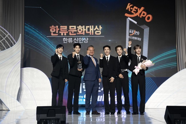 배너 한류 신인상 수상 “데뷔 후 첫 수상, 초심 잊지 않겠다” - 손에 잡히는 뉴스 눈에 보이는 뉴스 - 뉴스엔