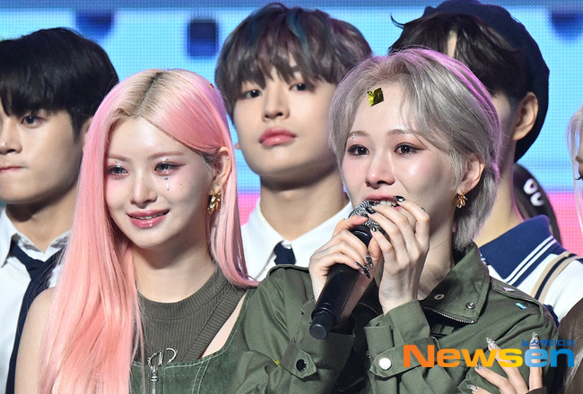에버글로우 미아, 이마에 반짝이 붙은 줄 모르고..‘쇼챔 1위 감동눈물’ [스토리엔] - 손에 잡히는 뉴스 눈에 보이는 뉴스 - 뉴스엔