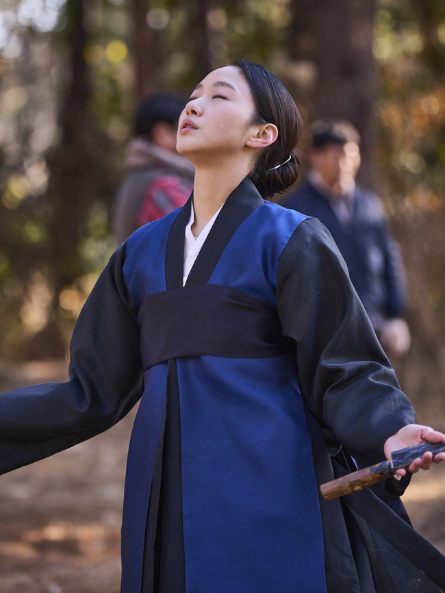 ‘파묘’ 김고은, 첫 무당 도전인데 날 선 눈빛 “굿 리허설만 수차례” - 손에 잡히는 뉴스 눈에 보이는 뉴스 - 뉴스엔