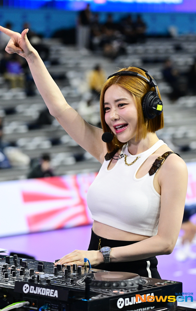 DJ소다, 배구장 공연 시작합니다[포토엔HD] - 손에 잡히는 뉴스 눈에 보이는 뉴스 - 뉴스엔