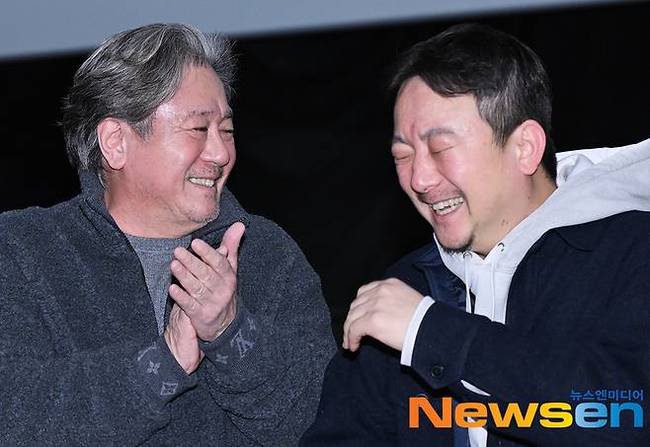 성공한 삽질 영화 ‘파묘’ 천만 가면 장재현 감독 돈방석[무비와치] - 손에 잡히는 뉴스 눈에 보이는 뉴스 - 뉴스엔