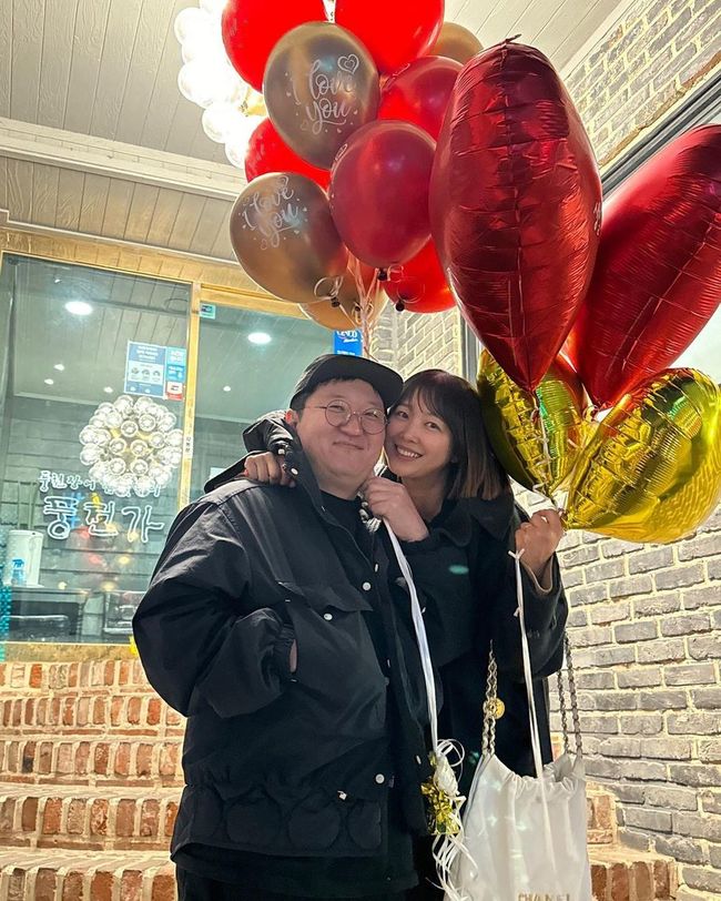 정형돈♥한유라, 얼굴 맞댄 채 “우리 도니 제일 사랑해” 결혼 16년차 달달 부부 - 손에 잡히는 뉴스 눈에 보이는 뉴스 - 뉴스엔