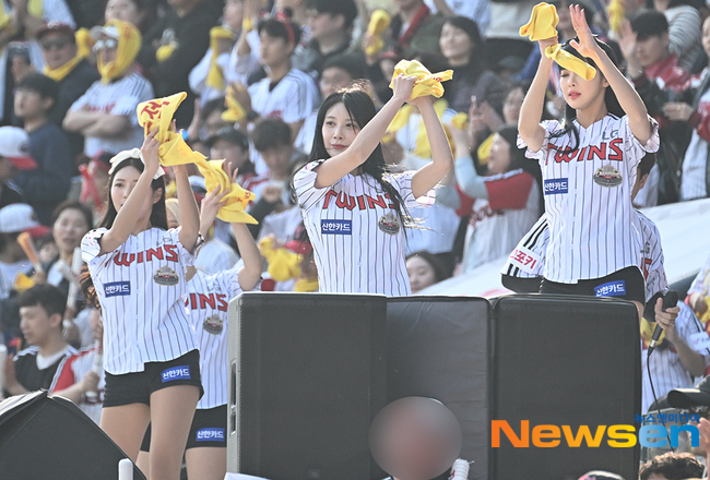 LG 치어리더, 개막전 분위기를 달구는 응원 [포토엔HD] - 손에 잡히는 뉴스 눈에 보이는 뉴스 - 뉴스엔