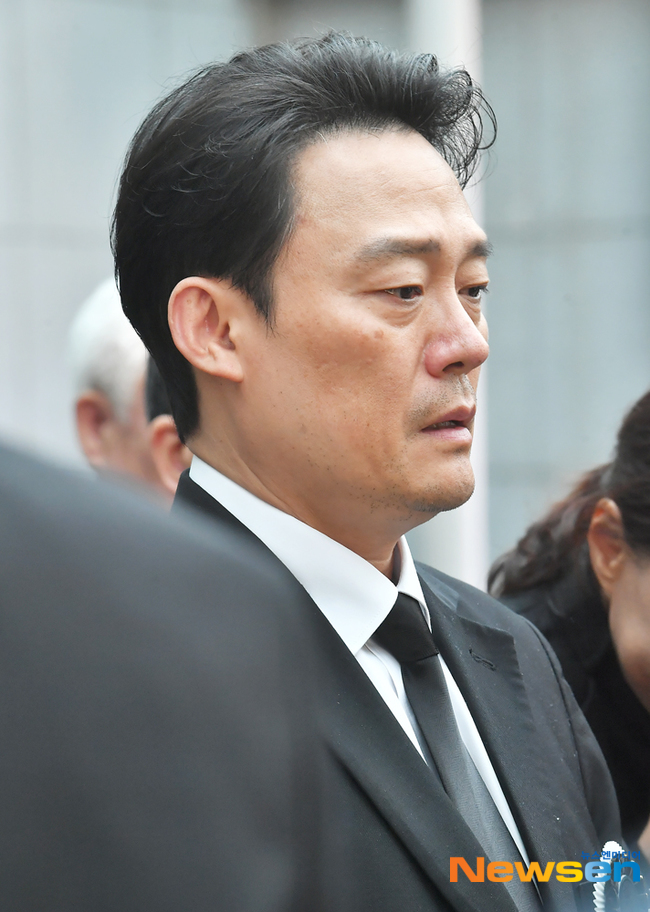 고(故) 남일우의 아들 남성진, 가슴 아픈 이별에 애잔함이 가득... [포토엔HD] - 손에 잡히는 뉴스 눈에 보이는 뉴스 - 뉴스엔