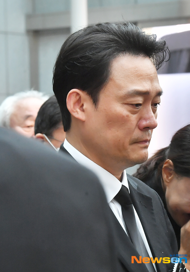 고(故) 남일우의 아들 남성진, 가슴 아픈 이별에 애잔함이 가득... [포토엔HD] - 손에 잡히는 뉴스 눈에 보이는 뉴스 - 뉴스엔