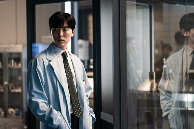 열일 행보 이무생 ‘하이드’ 이어 ‘지배종’까지…인생 캐릭터 탄생 - 손에 잡히는 뉴스 눈에 보이는 뉴스 - 뉴스엔