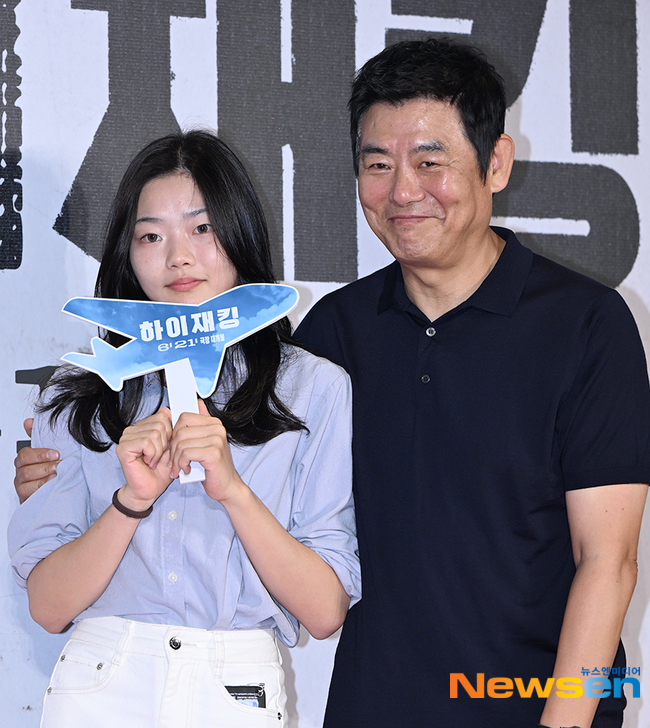훌쩍 큰 성빈, 父 성동일과 공식석상…수줍+의젓 ‘정변의 아이콘’ [종합] - 손에 잡히는 뉴스 눈에 보이는 뉴스 - 뉴스엔