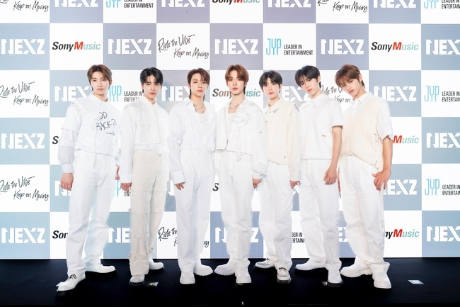 ‘JYP 신예’ NEXZ, 8월 일본 데뷔 앞두고 예열…쇼케이스 투어까지 - 손에 잡히는 뉴스 눈에 보이는 뉴스 - 뉴스엔