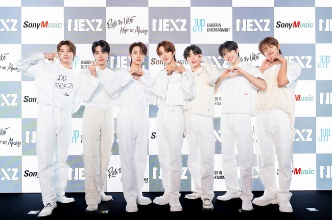 ‘JYP 신예’ NEXZ, 8월 일본 데뷔 앞두고 예열…쇼케이스 투어까지 - 손에 잡히는 뉴스 눈에 보이는 뉴스 - 뉴스엔