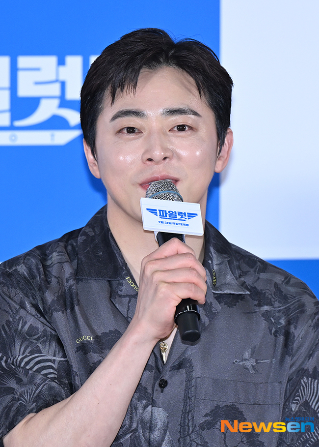 “쉴 새 없이 달렸다” 조정석, 가장의 파격 여장 ‘파일럿’[종합] - 손에 잡히는 뉴스 눈에 보이는 뉴스 - 뉴스엔