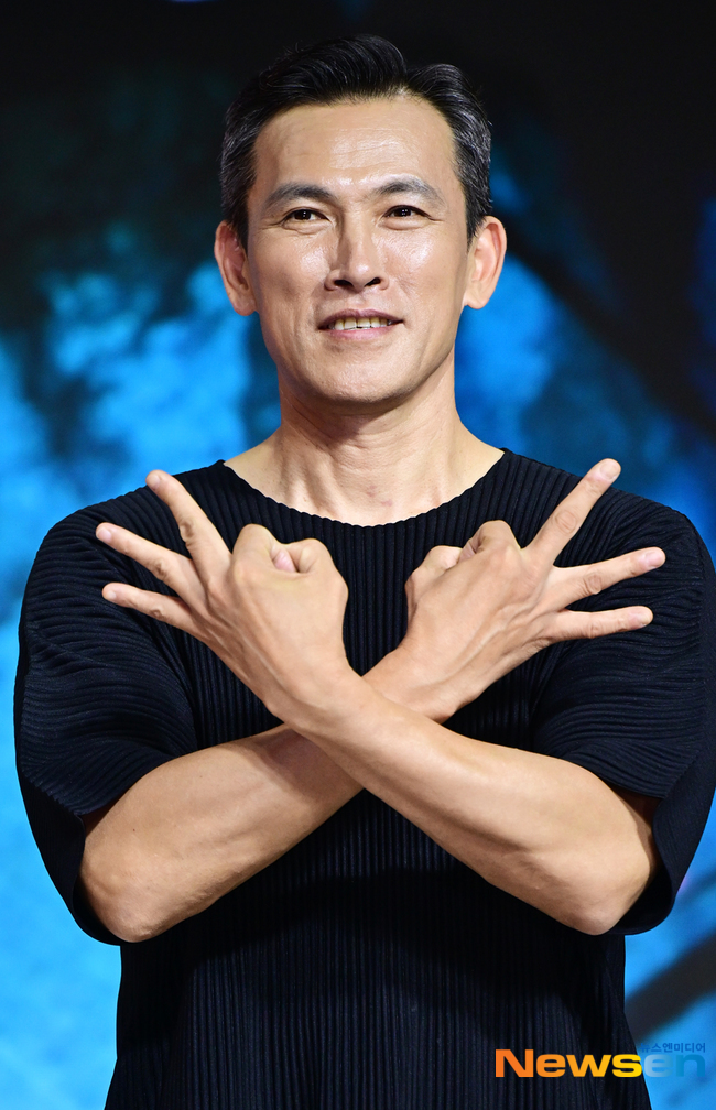 유오성, 포즈로 나타낸 스위트홈 시즌3[포토엔HD] - 손에 잡히는 뉴스 눈에 보이는 뉴스 - 뉴스엔