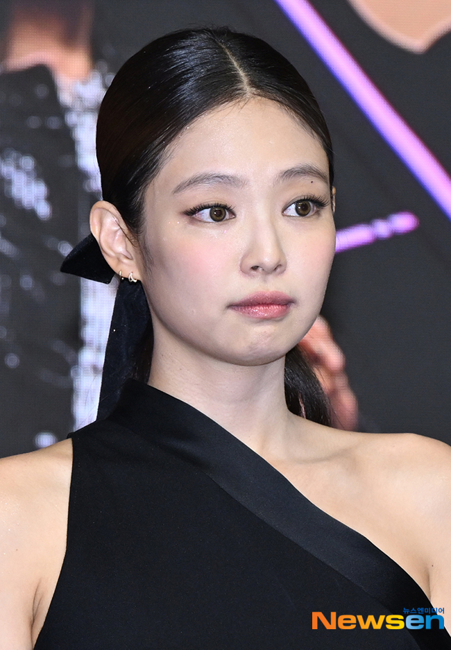 블랙핑크 제니, 실내 흡연 논란 언급 “사람들이 화난거 이해해” - 손에 잡히는 뉴스 눈에 보이는 뉴스 - 뉴스엔