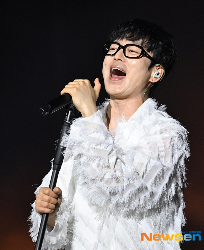 국카스텐 하현우, 파워풀한 열창 [포토엔HD] - 손에 잡히는 뉴스 눈에 보이는 뉴스 - 뉴스엔