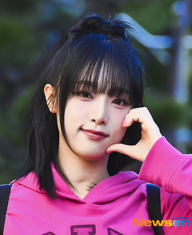 YENA (최예나), 깜찍한 표정이 귀여워 [포토엔HD] - 손에 잡히는 뉴스 눈에 보이는 뉴스 - 뉴스엔