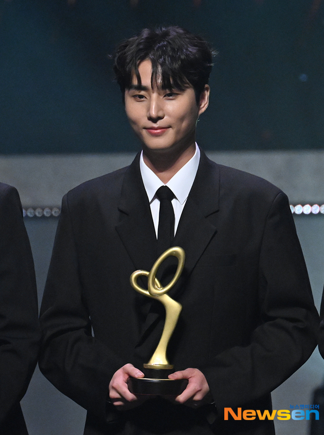데이식스 영케이, 트로피 들고 잘생김 가득 [포토엔HD] - 손에 잡히는 뉴스 눈에 보이는 뉴스 - 뉴스엔
