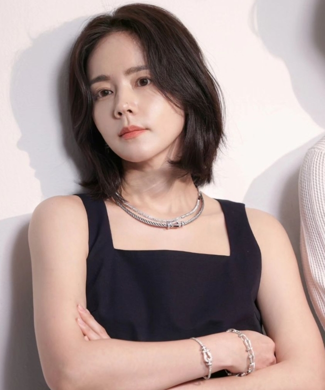 한가인, 분장쇼→1300만원 팔찌 공개하며 열일하더니‥결국 탈났다 - 손에 잡히는 뉴스 눈에 보이는 뉴스 - 뉴스엔