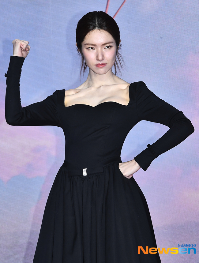하영 新 쇄골 미인 탄생, 168㎝의 우아한 오프숄더 자태 - 손에 잡히는 뉴스 눈에 보이는 뉴스 - 뉴스엔