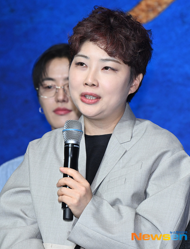 답변하는 김은하 총괄프로듀서 [포토엔HD] - 손에 잡히는 뉴스 눈에 보이는 뉴스 - 뉴스엔