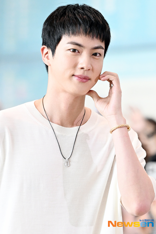 방탄소년단 진, 산불 피해자들 위해 봉사활동→팬들까지 기부 선행 - 뉴스 썸네일 이미지