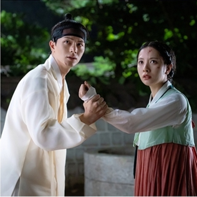 육성재, 김지연과 동반 입궁→궁궐 뒤끌서 손목 덥석(귀궁) - 손에 잡히는 뉴스 눈에 보이는 뉴스 - 뉴스엔