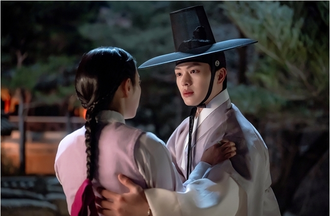 육성재♥김지연 키스 1초전 포착, 스킨십 불붙었다(귀궁) - 손에 잡히는 뉴스 눈에 보이는 뉴스 - 뉴스엔