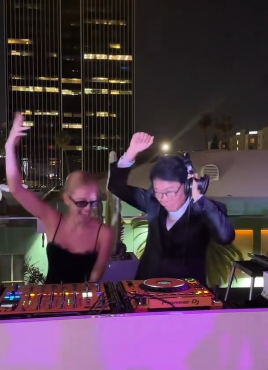 SM 떠난 이수만, 소녀시대 효연과 LA 파티 포착...광란의 디제잉 - 뉴스 썸네일 이미지