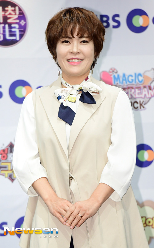 조혜련, 데뷔 33년만 슬럼프 고백 “너무 힘들어 어떻게 살아야 하나”(정희) - 손에 잡히는 뉴스 눈에 보이는 뉴스 - 뉴스엔