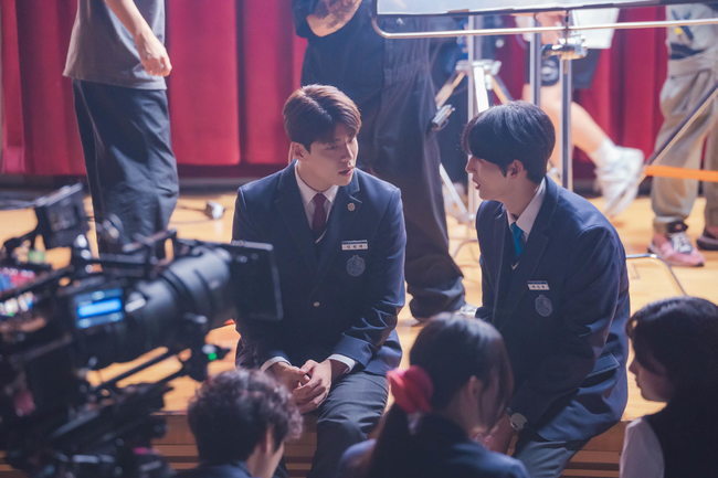 봉준호 감독 박수 보낸 '러닝메이트' 풋풋한 비하인드컷 대방출 - 뉴스 썸네일 이미지