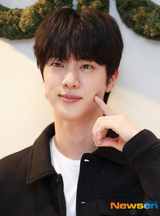 BTS 진, 슈스의 조각 비주얼·황금 피지컬‥꽃받침 포즈는 덤 - 손에 잡히는 뉴스 눈에 보이는 뉴스 - 뉴스엔