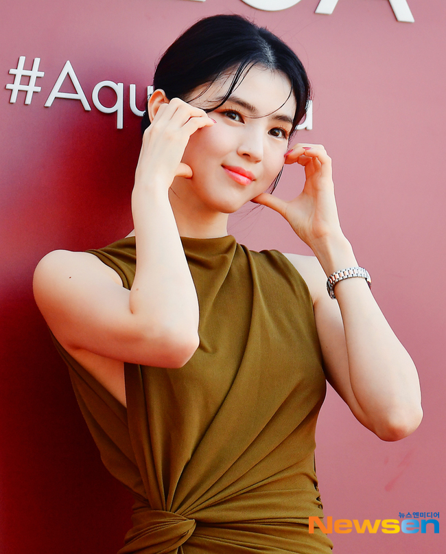 한소희 10㎝는 커 보이는 착시, 황홀한 피지컬로 올리브 롱드레스 소화 - 손에 잡히는 뉴스 눈에 보이는 뉴스 - 뉴스엔