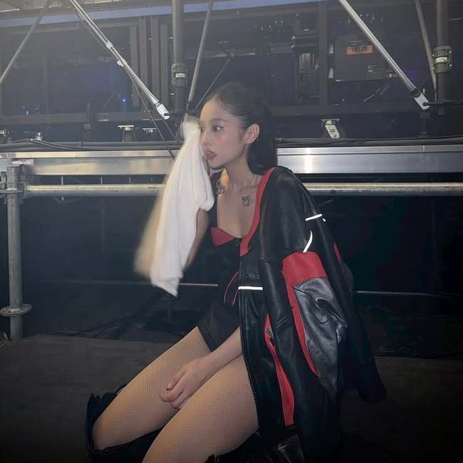 블랙핑크 제니, 폭염도 못 막은 무대 열정…땀 닦고 장꾸미 폭발 - 손에 잡히는 뉴스 눈에 보이는 뉴스 - 뉴스엔